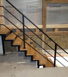 schody z drewnianymi stopnicami